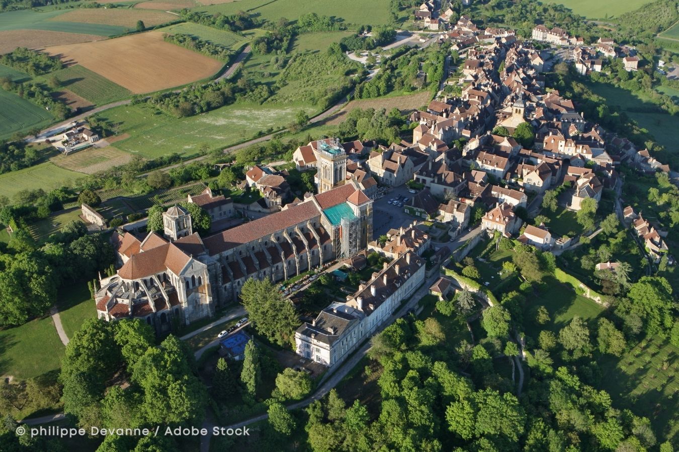 ヴェズレーの教会と丘