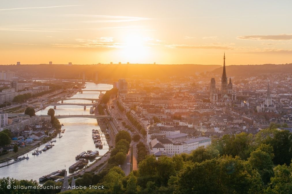 夕暮れの陽光に包まれたルーアンの街のパノラマ
