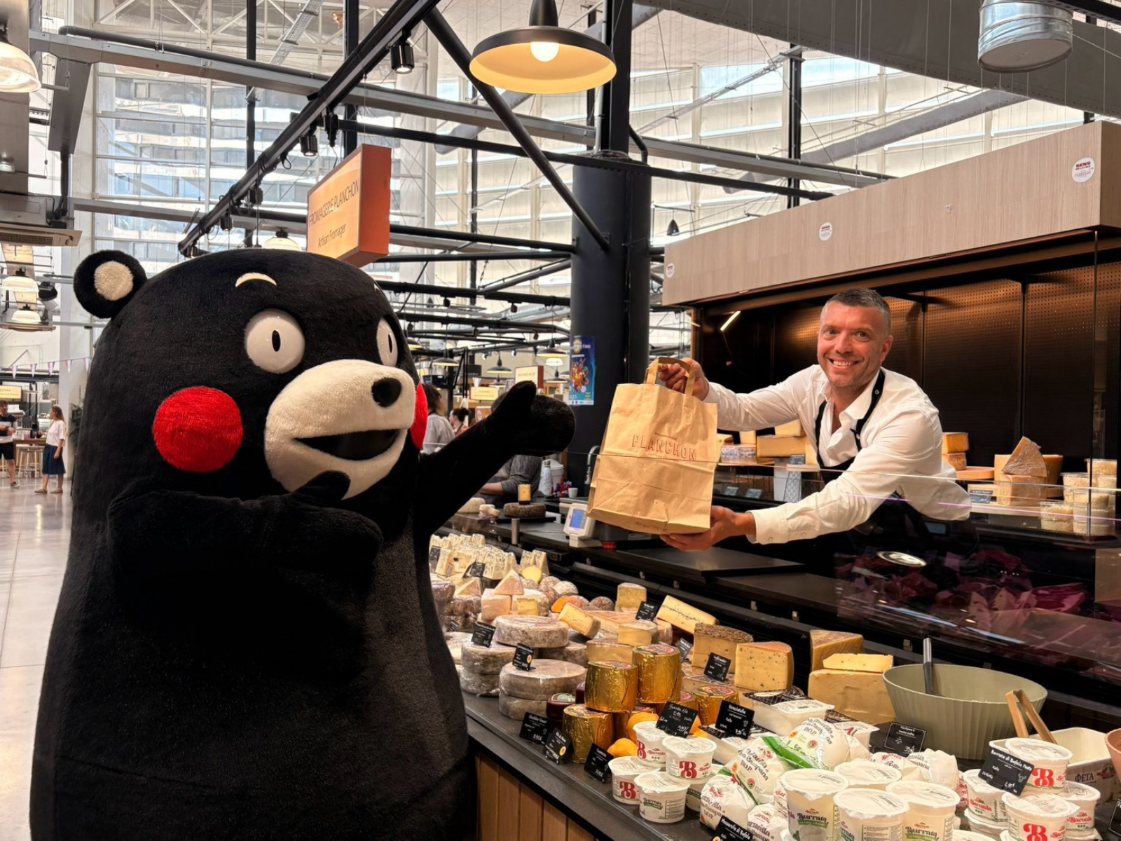  アミアンの屋内市場とくまモン