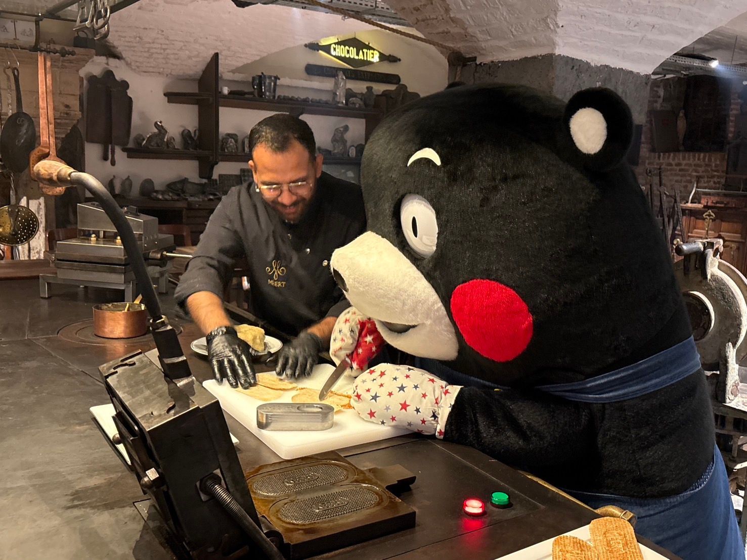 ゴーフル作りに挑戦するくまモン